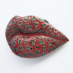 Пряжка "Леопардовые губы" (красная эмаль)