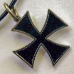 Подвеска на каучуковом шнурке "Мальтийский крест"